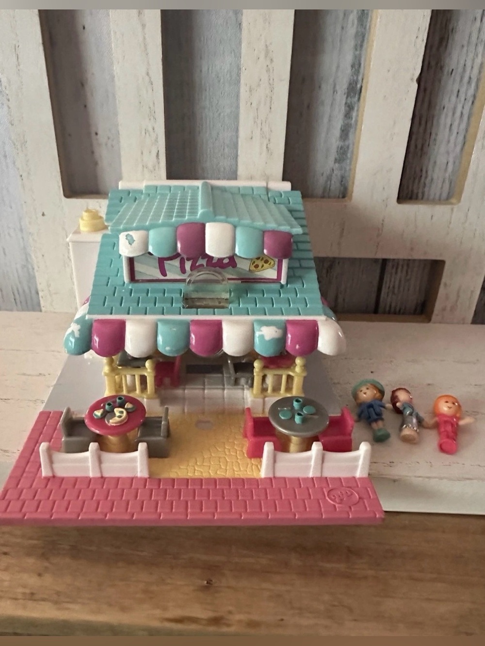 Vintage 1993 Polly Pocket Pollyville Pizza Shop W/ 3 Figures Dolls *No Lights